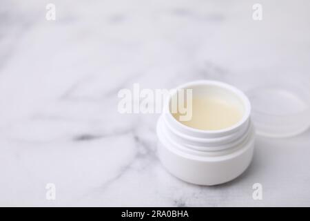 Vaso di vaselina su sfondo chiaro, spazio per il testo Foto Stock