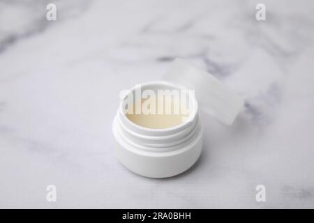Vaso di vaselina su sfondo chiaro Foto Stock