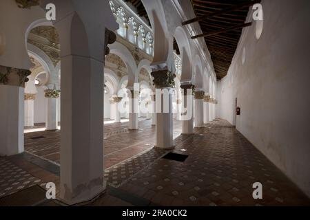 Navata principale della sinagoga di Toledo con pareti imbiancate e vecchi soffitti in legno Foto Stock