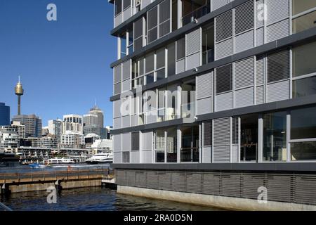 Wharf 8 e Wharf 9, situati sulla costa di Pyrmont Bay con Darling Harbour a est e Darling Island e Jones Bay a ovest. Precedentemente utilizzati per molti decenni come cantieri di carico, i moli sono stati trasformati di recente in un edificio residenziale contenente 104 appartamenti, 54 posti barca e una passerella pubblica. Sydney, Australia. 29 giugno 2008. Foto Stock