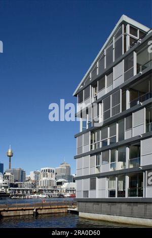 Wharf 8 e Wharf 9, situati sulla costa di Pyrmont Bay con Darling Harbour a est e Darling Island e Jones Bay a ovest. Precedentemente utilizzati per molti decenni come cantieri di carico, i moli sono stati trasformati di recente in un edificio residenziale contenente 104 appartamenti, 54 posti barca e una passerella pubblica. Sydney, Australia. 29 giugno 2008. Foto Stock