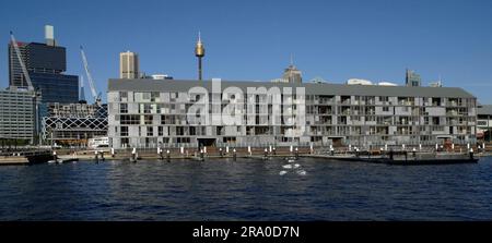 Wharf 8 e Wharf 9, situati sulla costa di Pyrmont Bay con Darling Harbour a est e Darling Island e Jones Bay a ovest. Precedentemente utilizzati per molti decenni come cantieri di carico, i moli sono stati trasformati di recente in un edificio residenziale contenente 104 appartamenti, 54 posti barca e una passerella pubblica. Sydney, Australia. 29 giugno 2008. Foto Stock