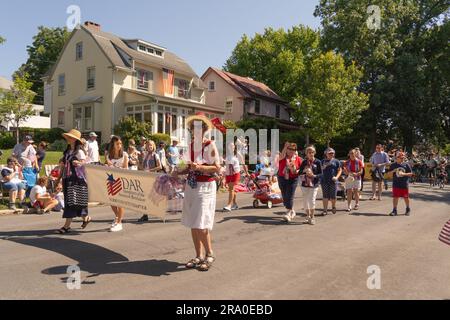 Wyomissing, Pennsylvania – 4 luglio 2022: Le figlie della Rivoluzione americana marciano nella parata del 4 luglio Foto Stock