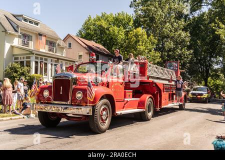 Wyomissing, Pennsylvania - 4 luglio 2022: Parata del motore d'epoca dei vigili del fuoco in piccola città del 4 luglio Foto Stock