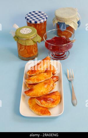 Cucina sveva, Kraepfle della Svevia superiore con Gsaelz, dolci dolci, ciambelle ripiene con marmellata, dessert, dessert, dessert, prodotti da forno, arancione Foto Stock