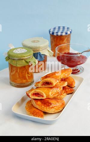 Cucina sveva, Kraepfle della Svevia superiore con Gsaelz, pasticceria dolce, ciambelle ripiene con marmellata, affettato, ripieno, dessert, dessert, dessert, al forno Foto Stock