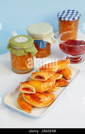 Cucina sveva, Kraepfle della Svevia superiore con Gsaelz, pasticceria dolce, ciambelle ripiene con marmellata, affettato, ripieno, dessert, dessert, dessert, al forno Foto Stock