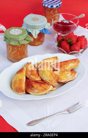 Cucina sveva, Kraepfle della Svevia superiore con Gsaelz, dolci dolci, ciambelle ripiene con marmellata, dessert, dessert, dessert, prodotti da forno, arancione Foto Stock