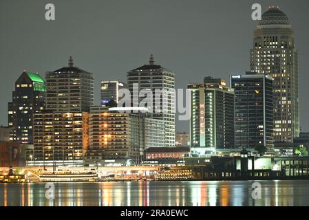 Louisville, Kentucky una lunga foto di esposizione scattata di notte dal lato dell'Indiana, prima che si accendessero tutte le luci della città. Foto Stock