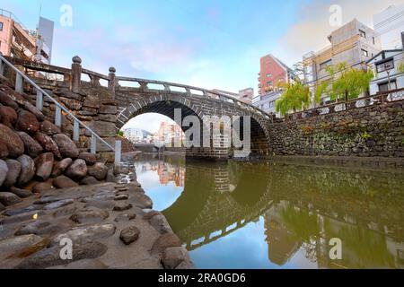 Nagasaki, Giappone - novembre 29 2022: Il ponte Meganebashi è il più notevole dei numerosi ponti in pietra. Il ponte prende il nome dalla somiglianza di sp Foto Stock