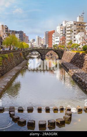 Nagasaki, Giappone - novembre 29 2022: Il ponte Meganebashi è il più notevole dei numerosi ponti in pietra. Il ponte prende il nome dalla somiglianza di sp Foto Stock