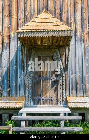 Dettaglio della porta di un tipico ucraino antica chiesa ortodossa, in Pirogovo vicino a Kiev Foto Stock