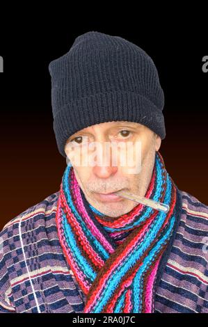 Uomo malato con l'influenza e la temperatura, che indossa un cappello e una sciarpa di lana, su sfondo scuro Foto Stock