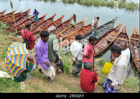 Questo è un mercato di barche salutikar vecchio di cento anni a Nandirgao Union a Goainghat Upazila di Sylhet. Le barche diventano il principale mezzo di trasporto per la popolazione dell'area di Haor durante le piogge monsoniche. Le bancarelle di barche si trovano qui ogni anno all'inizio della stagione dei monsoni. Man mano che l'acqua sale, sono necessarie barche nella zona di Haor, e la gente acquista barche dal mercato di Salutikar. Questo mercato delle barche si tiene il martedì il sabato. Foto Stock