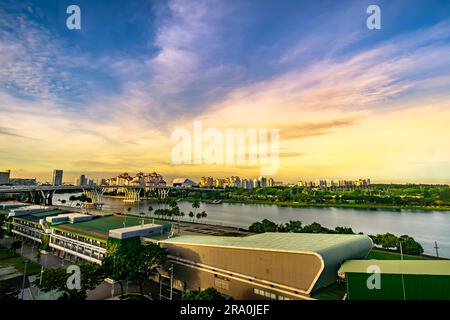 Vista aerea del tramonto sullo skyline di Singapore Marina Bay. Foto Stock