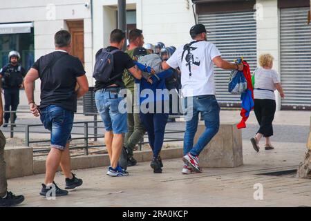 La polizia di borinclothes arresta un individuo sospettato di aver dato fuoco ai mobili di strada quando la manifestazione che chiedeva giustizia per Nahel degenerò. Il giovane Nahel, 17 anni, è stato ucciso martedì 27 giugno a Nanterre (Francia), nella Hauts-de-Seine, da un poliziotto che ha usato la sua arma dopo che si è rifiutato di conformarsi mentre guidava senza patente. Il caso ravviva il dibattito sulla violenza della polizia, diverse rivolte hanno avuto luogo in tutto il paese. L'agente di polizia è stato incriminato per "omicidio intenzionale" e messo sotto custodia della polizia. Foto Stock