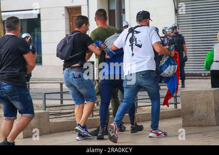 La polizia di borinclothes arresta un individuo sospettato di aver dato fuoco ai mobili di strada quando la manifestazione che chiedeva giustizia per Nahel degenerò. Il giovane Nahel, 17 anni, è stato ucciso martedì 27 giugno a Nanterre (Francia), nella Hauts-de-Seine, da un poliziotto che ha usato la sua arma dopo che si è rifiutato di conformarsi mentre guidava senza patente. Il caso ravviva il dibattito sulla violenza della polizia, diverse rivolte hanno avuto luogo in tutto il paese. L'agente di polizia è stato incriminato per "omicidio intenzionale" e messo sotto custodia della polizia. Foto Stock