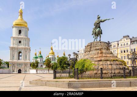 Saint Sophia Chiesa e Bohdan Khmelnytsky statua a Kiev, Ucraina Foto Stock