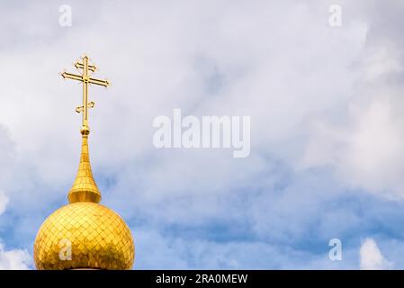 Immagine simbolica del Crocifisso su una cupola dorata della nascita della Chiesa di Cristo in Obolon distretto di Kiev la capitale di Ucraina Foto Stock