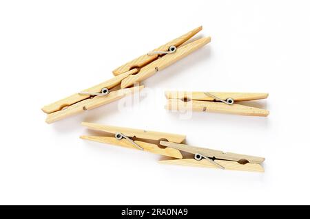 Cinque clothespins di legno su sfondo bianco Foto Stock