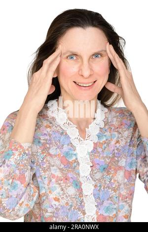 Un sorridente donna matura mette le dita sul tempio di mostrare che lei sta pensando a qualcosa di importante Foto Stock