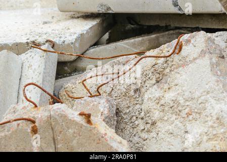 Dettaglio del vecchio e danneggiato in calcestruzzo armato su un abbandonato sito in costruzione Foto Stock