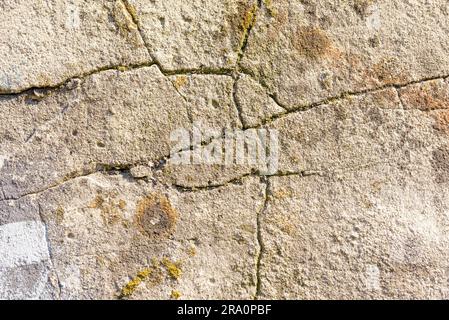 Un antico muro di cemento texture con craquelures e bianco e vernice blu Foto Stock