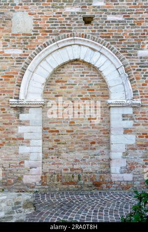 Dettaglio di una porta murata della chiesa di Monteguiduccio nelle Marche italiane Foto Stock