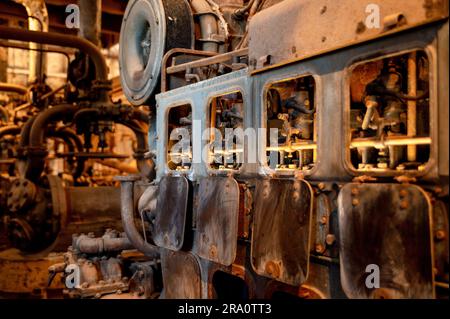 Vecchio macchinario in una fabbrica abbandonata. Foto Stock