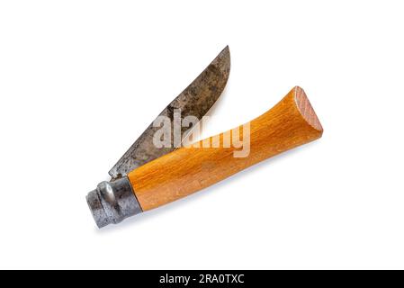 Coltello tascabile con manico in legno e anello di sicurezza, isolato su sfondo bianco Foto Stock