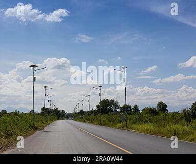 palo di lampioni solari sfondo cielo luminoso Foto Stock