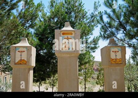 Pietre commemorative, Chiesa, Sastago, Valle dell'Ebro, Aragona, Spagna, stazioni della Croce Foto Stock