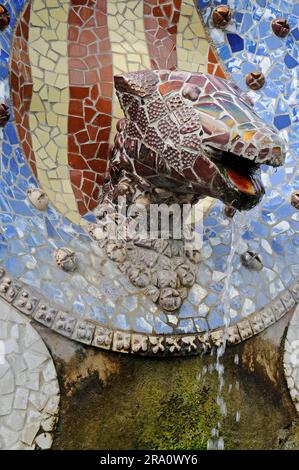 Fontana a mosaico con testa di serpente, Gueell, Parc Guell, Park by Antonio Gaudi, Barcellona, Catalogna, Spagna Foto Stock