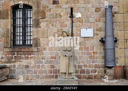 Statua del soldato, Museu Militar l, nel Museo militare, fortezza di Castell de Montjuic, Barcellona, Catalogna, Spagna Foto Stock