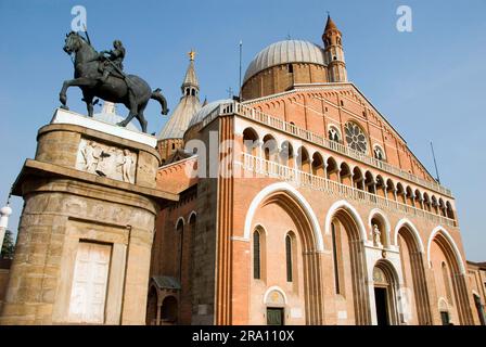 Statua equestre di Gattamelata, di fronte alla Basilica di San Antonio, Padova, Veneto, Italia, Venezia, Veneto Foto Stock