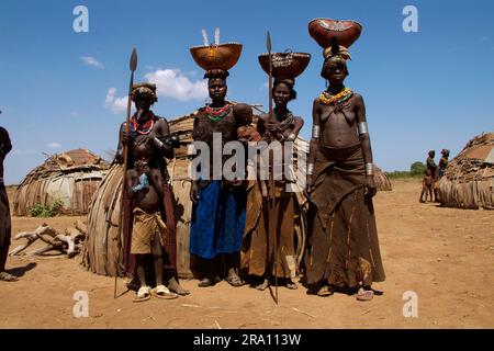 Donne con bambini e calabash, tribù Geleb, Etiopia meridionale Foto Stock