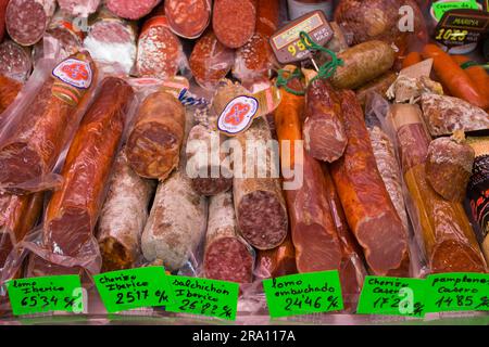 Salsicce a prezzo ridotto, sala del mercato "Mercado Central", salsicce, salumi, chorizo, salsicce, Spagna Foto Stock