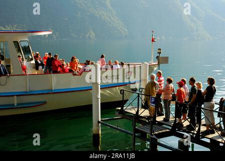 Turisti in barca e pontile di sbarco, Lago di Lugano, Gandria, Ticino, Svizzera Foto Stock