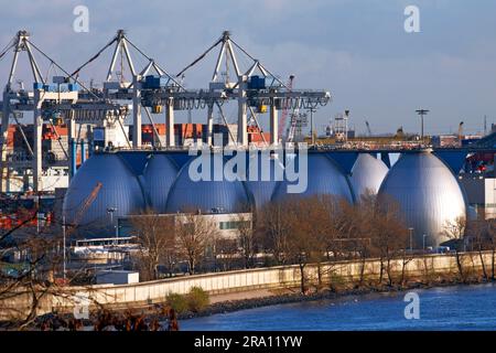 Torri di digestione, impianto principale di trattamento delle acque reflue, drenaggio municipale, impianto di trattamento delle acque reflue Koehlbrand, vista del terminale di carico dei container, porto di Foto Stock