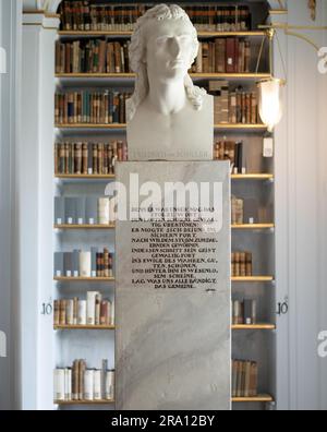 Friedrich von Schiller busto, Duchessa Anna Amalia Library, sala rococò, interno, Weimar, Turingia, Germania Foto Stock