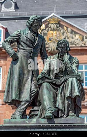 Monumento ai Fratelli Jakob e Wilhelm Grimm, Monumento ai Fratelli Grimm, studi tedeschi, fiabe, doppia statua in bronzo di Syrius Foto Stock