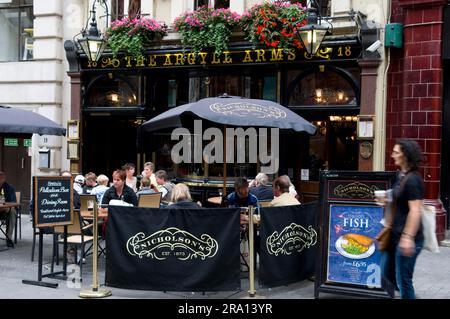 Gli ospiti del pub 'Argyll Arms', Carnaby Street, Londra, Inghilterra, Regno Unito Foto Stock