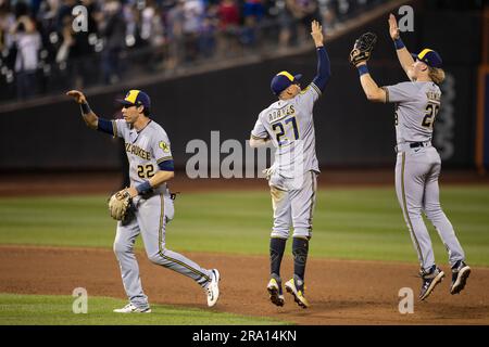 Queens, Stati Uniti. 29 giugno 2023. Christian Yelich dei Milwaukee Brewers (22), Willy Adames (27) e Joey Wiemer (28) celebrano la loro vittoria contro i New York Mets al Citi Field di New York giovedì 29 giugno 2023. Foto di Corey Sipkin/UPI credito: UPI/Alamy Live News Foto Stock