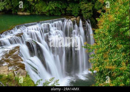 Appartiene alle cascate anticline, simili alle Cascate del Niagara in Nord America, la cascata Shifen si trova nel distretto di Pingxi, New Taipei City. Taiwan Foto Stock