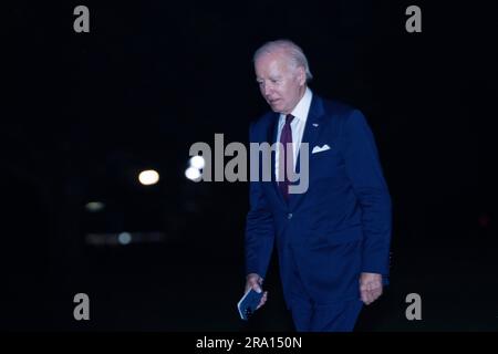 Washington, Vereinigte Staaten. 29 giugno 2023. Il presidente degli Stati Uniti Joe Biden torna alla Casa Bianca a Washington, DC, dopo aver partecipato agli eventi a New York, NY, 29 giugno 2023. Crediti: Chris Kleponis/Pool tramite CNP/dpa/Alamy Live News Foto Stock