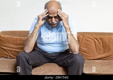 Uomo anziano asiatico con dolore al collo, mal di colonna cervicale. anziani con problemi di salute Foto Stock