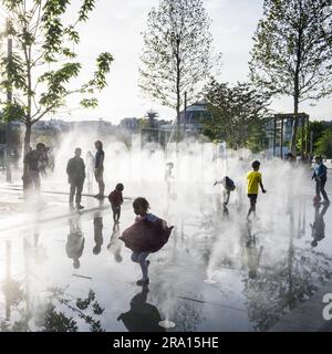 FRANCIA. PARIGI (1° DISTRETTO). IL FORUM DES HALLES, CUORE DI PARIGI. IL NELSON MANDELA GARDEN E IL SUO WATER GARDEN DI FRONTE ALLA TETTOIA (ARCHITETTI: Foto Stock