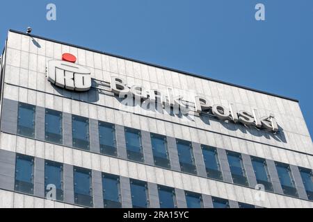 Logo della Banca di Polonia o della Banca Polski sulla facciata dell'edificio presso il Marina Yacht Park di Gdynia, Polonia, Europa, UE Foto Stock