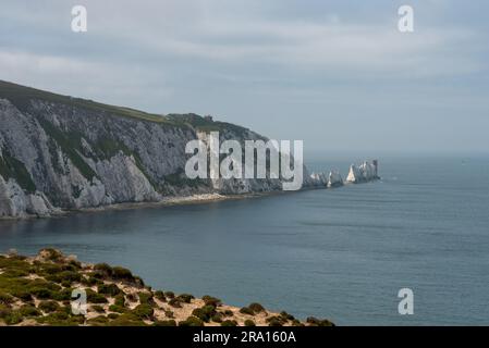 Il faro di Needles sull'isola di Wight visto dalla seggiovia che scende verso Alum Bay. Giugno 2023 Foto Stock