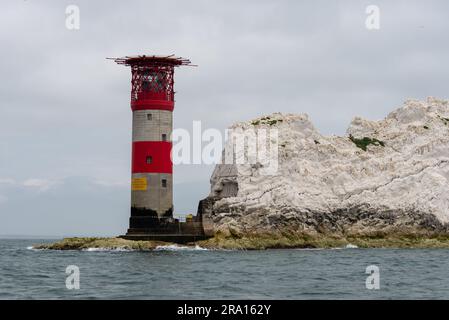 Il faro di Needles sull'isola di Wight è stato preso da vicino passando in barca. Il faro e le formazioni rocciose sono chiaramente visibili. Giugno 2023. Foto Stock